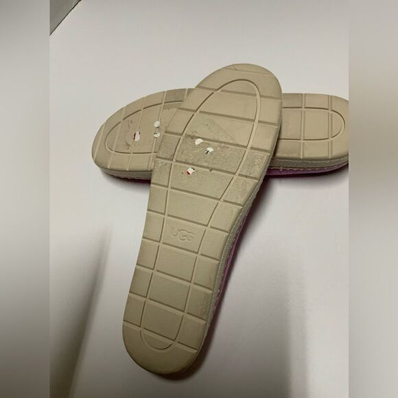 Ugg Women's Delu Slide Shoe Wildflower
UGG size 9 - Picture 6 of 6